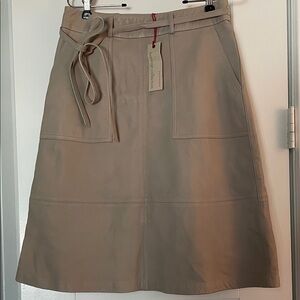 Banana Republic Lamb Leather Skirt. Beige A-Line Skirt with Belt and Pockets.